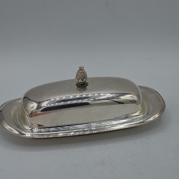 987 silverplated butter dish Approximately 4.25"Wide by 2.5"High by 8.25"long - Picture 5 of 12